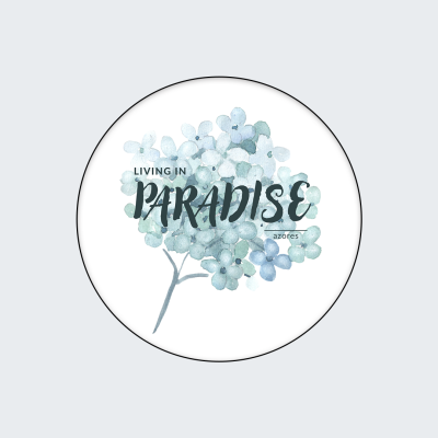 Floral aquarelado com texto 'LIVING IN PARADISE' e 'azores' em fundo branco
