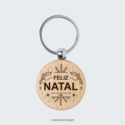 Porta-chaves redondo de madeira com gravação 'FELIZ NATAL 2023' e decoração natalícia
