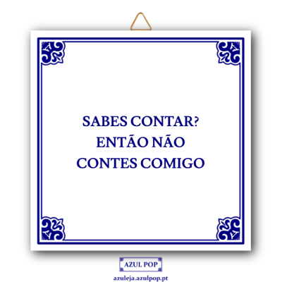 Azulejo decorativo branco e azul com texto humorístico e etiqueta da marca