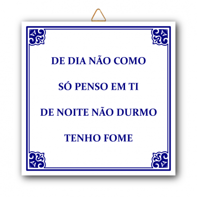 Placa decorativa em cerâmica com texto em azul