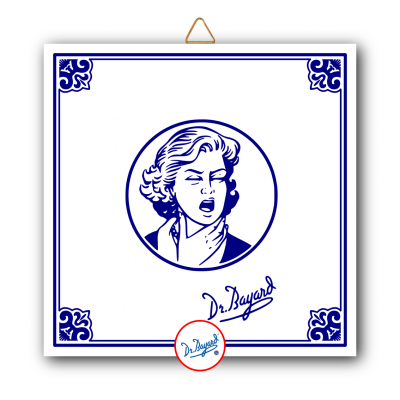 Placa decorativa branca com desenho azul de mulher e assinatura Dr. Bayard