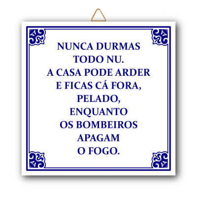 Placa decorativa branca com texto em azul e moldura azul pendurada