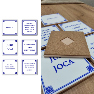 Conjunto de azulejos brancos com texto azul e suporte de cortiça para pendurar