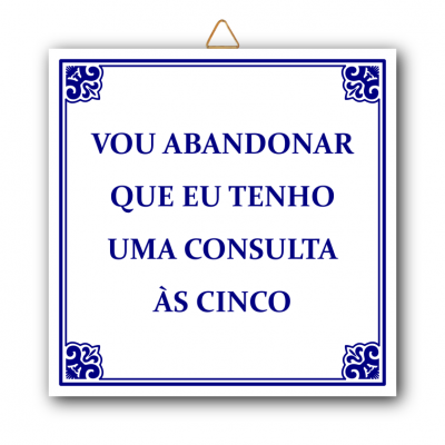 Placa decorativa branca com texto azul 