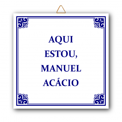 Placa decorativa branca com texto azul 'AQUI ESTOU, MANUEL ACÁCIO' e bordas azuis