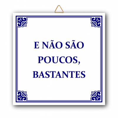 Placa decorativa branca e azul com texto em português