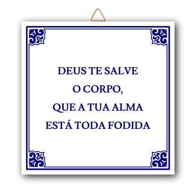 Placa decorativa branca com texto azul e moldura azul pendurada por fio marrom