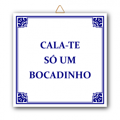 Placa decorativa branca com texto azul e padrão decorativo azul