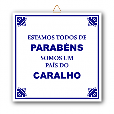 Azulejo branco com texto azul e bordas decorativas azuis.