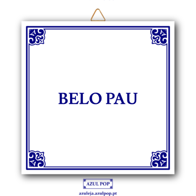 Azulejo branco com texto azul BELO PAU e bordas decorativas azuis