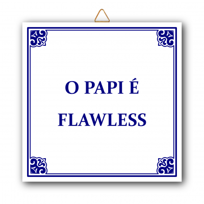 Placa decorativa branca com texto azul 'O PAPI É FLAWLESS'