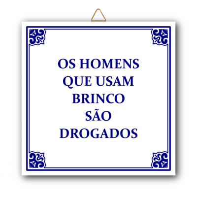 Placa decorativa com texto em português sobre homens que usam brinco.
