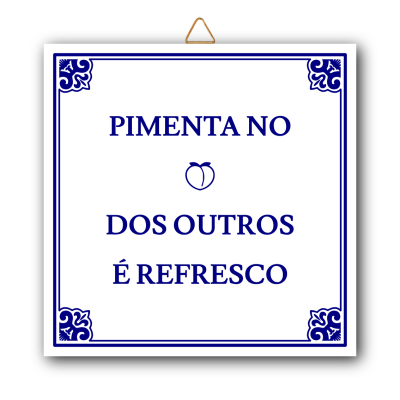 Quadro decorativo com texto em português e detalhe de pimenta azul em fundo branco