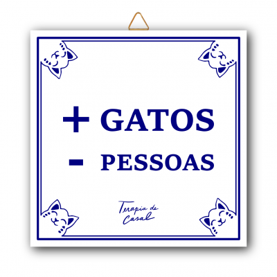 Placa decorativa com texto '+ GATOS - PESSOAS' e quatro cabeças de gato nos cantos.