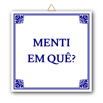 Quadro de cerâmica branca com texto azul 'MENTI EM QUÊ?' e bordas decoradas em azul