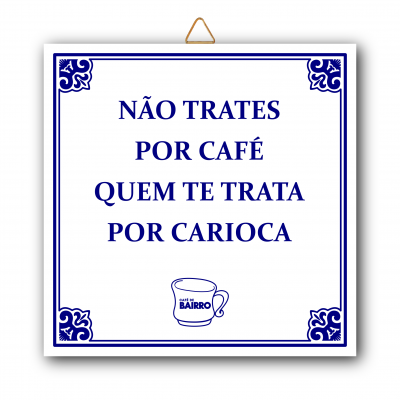 Placa decorativa quadrada com frase em português sobre café e carioca em azulejo branco e azul.