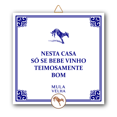 Placa decorativa de cerâmica com texto em português e imagens de mulas