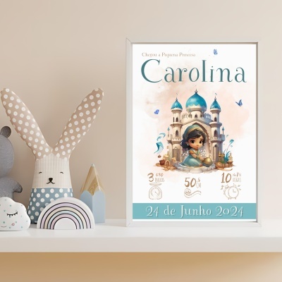 Quadro com ilustração de princesa e castelo azul, texto em português, numa prateleira com brinquedos em tons pastel