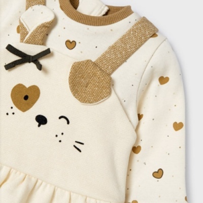 Conjunto de vestido infantil creme com estampa de rosto de coelho e corações castanhos