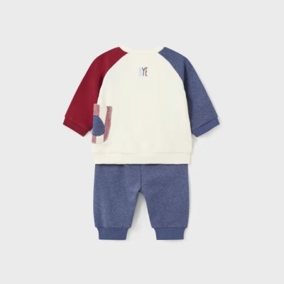 Conjunto de camisola creme com mangas azul e vermelha e calças azuis para criança