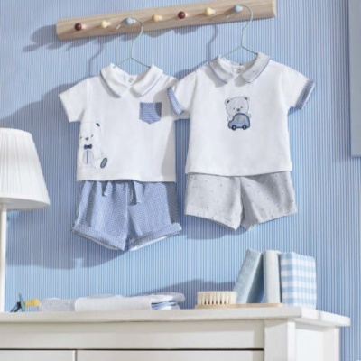 Conjunto infantil de t-shirt e calções com desenhos de ursinho pendurado