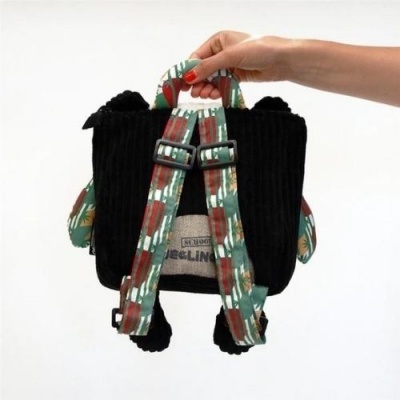 Mochila infantil preta com alças coloridas e etiqueta visível