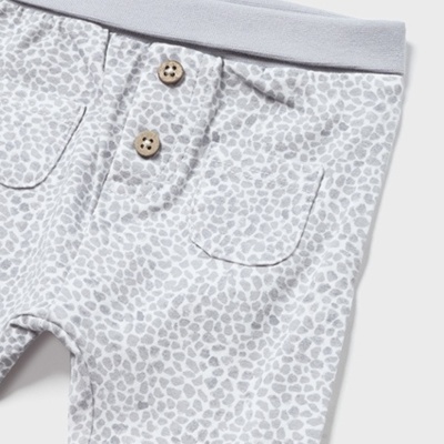 Calças de bebé cinzentas com padrão de manchas e botões de madeira