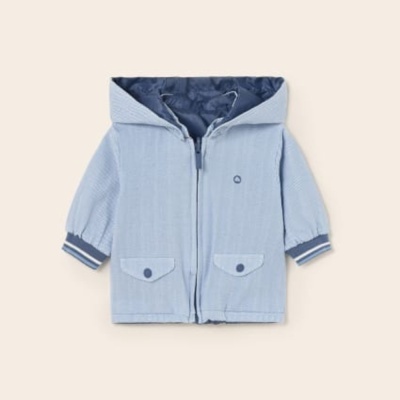 Casaco infantil azul claro com capuz, fecho de correr e bolsos frontais