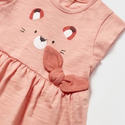 Vestido rosa claro para bebé com rosto de ursos e laço em tecido