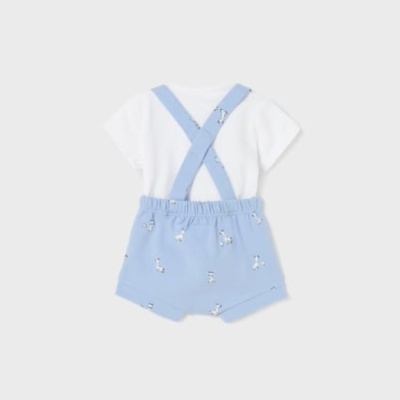 Conjunto de bebé com t-shirt branca e calções com alças azuis claros e padrão de girafas