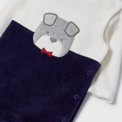 pijama de bebé branco e azul com cão cinzento bordado e botão de pressão