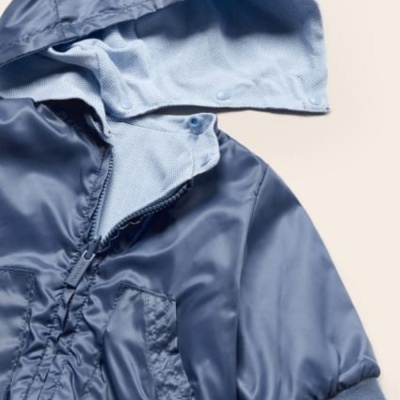 Casaco azul para criança com capuz e fecho de correr