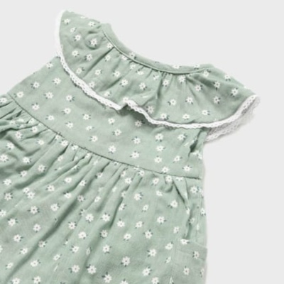 Vestido verde com flores brancas e gola com renda branca