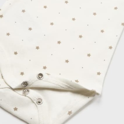 Body de bebé branco com padrão de estrelas pequenas castanhas e botões de pressão