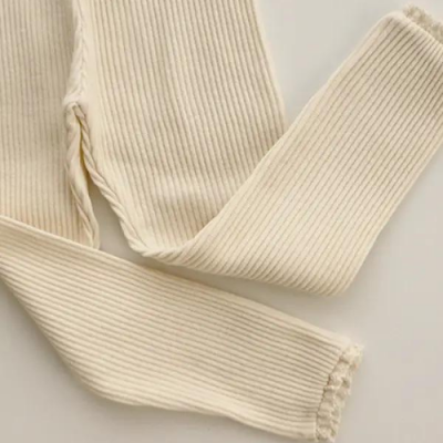 Calças compridas de malha creme com bainha franzida