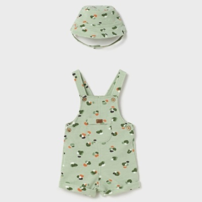 Macacão curto verde com padrão colorido e chapéu combinando