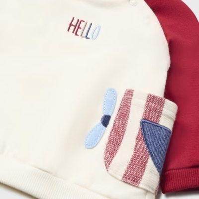 Sweatshirt de bebé com bordado 'HELLO', mangas de cores diferentes e bolso riscado com avião azul