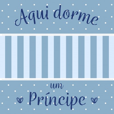 tecido azul claro com padrão de listras e texto aqui dorme um príncipe