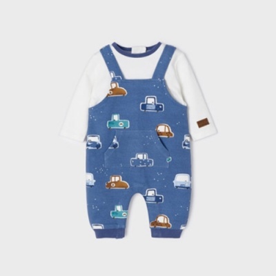 Conjunto de roupa de bebé com body branco e macacão azul com padrão de carrinhos