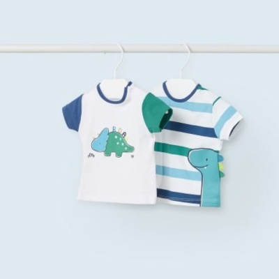 Duas t-shirts infantis com estampas de dinossauros penduradas num cabide