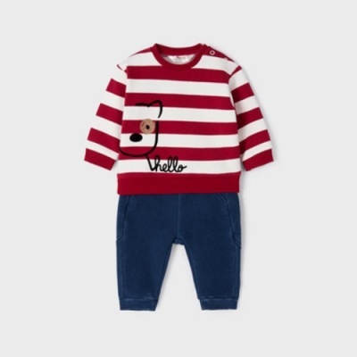 Conjunto de roupa para bebé com camisola às riscas vermelhas e brancas com rosto de urso e calças azuis.