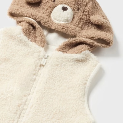 Colete infantil felpudo branco com capuz castanho em forma de urso com orelhas e nariz bordado