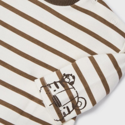 peça de roupa para bebé com riscas castanhas e brancas e desenho de urso na manga