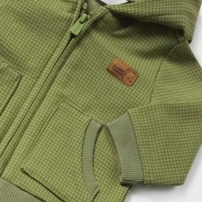 Casaco verde com padrão pied-de-poule e capuz