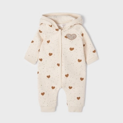 Macacão creme de bebé com capuz e padrão de corações castanhos