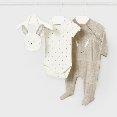 roupa de bebé creme e cinzenta pendurada, bolsa em forma de coelho, body com pontos e macacão com rosto de coelho