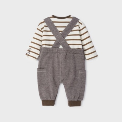 Fato de bebé com camisola de riscas castanhas e calças cinzentas com alças cruzadas