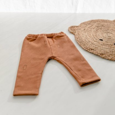 Calças castanhas para bebé com padrões bordados e cintura elástica