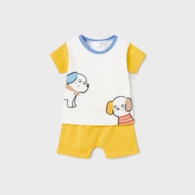 Conjunto de bebé com t-shirt branca e amarela e calções amarelos, com desenhos de cães