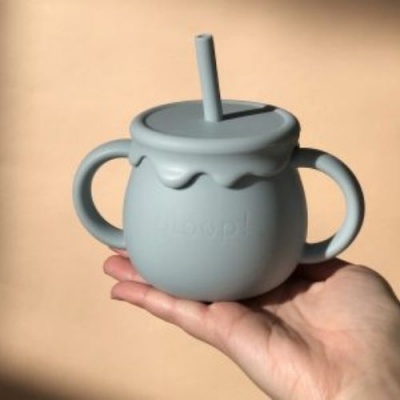 Caneca infantil de silicone cinzenta com tampa e canudo